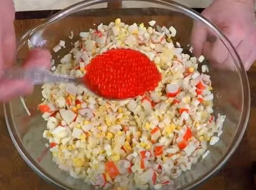 Как приготовить салат с кальмарами