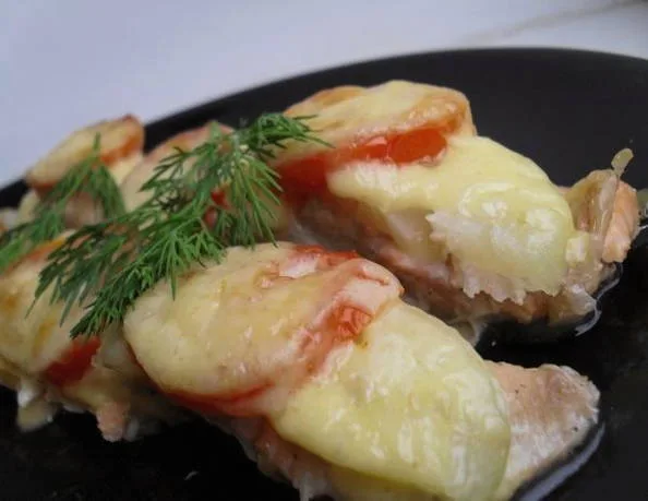 красная рыба с сыром и помидорами в духовке