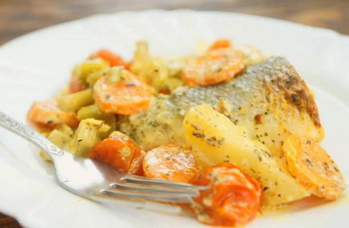 Рыба с овощами и картошкой в духовке