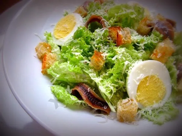 Салат с анчоусами и яйцом