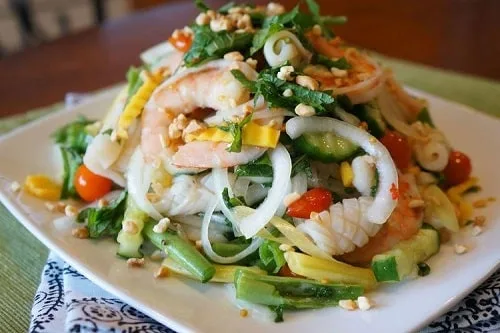 Вкусный салат «Дары моря» с кальмарами и креветками с красной икрой